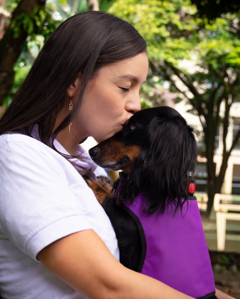 Alejandra Madrigal - Veterinaria y artista de retratos hiperrealistas de mascotas en Medellin y Nueva York